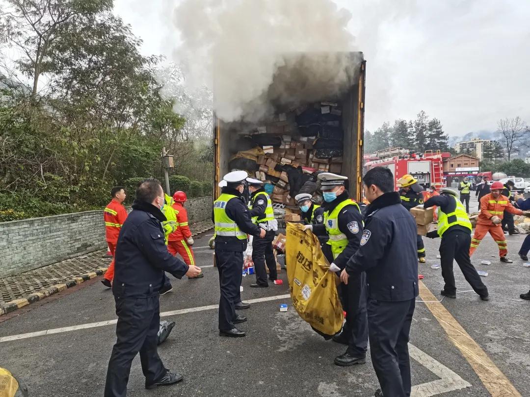 高速公路第三支队武隆大队接到报警,称一辆快递运输车在g65包茂高速