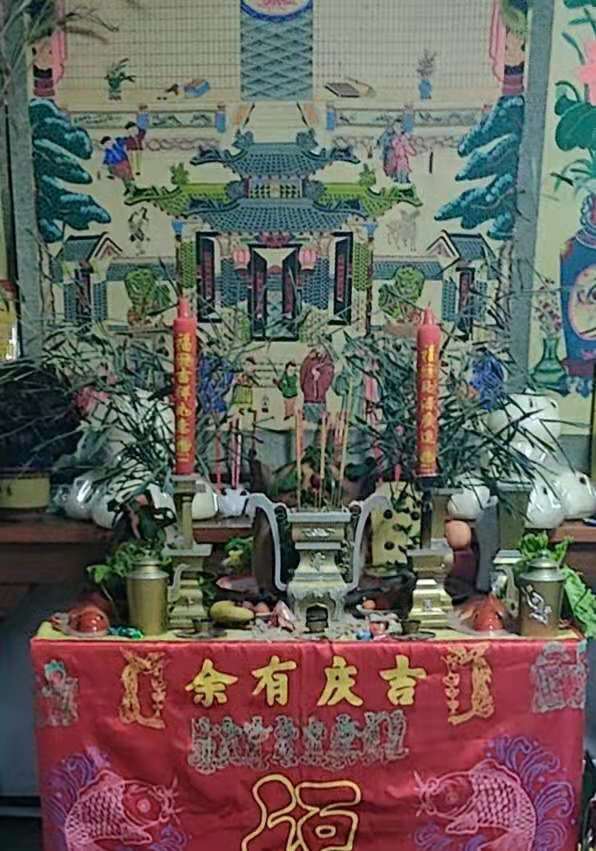 正南供奉"天理爷爷,也就是通常说的"老天爷,祭拜的红纸上写有"天地