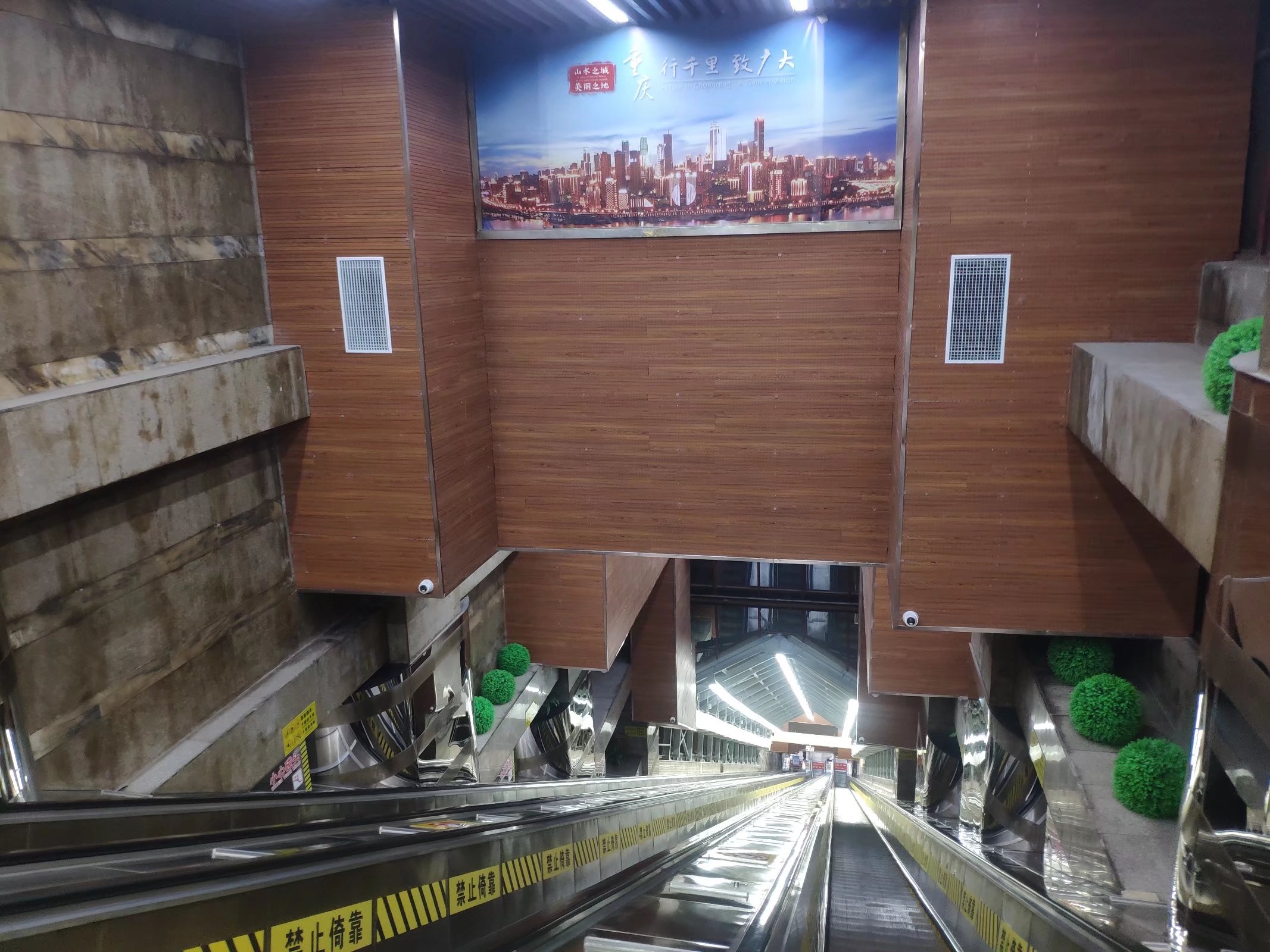 重庆中国第一长坡地扶梯升级亮相全长112米宽13米