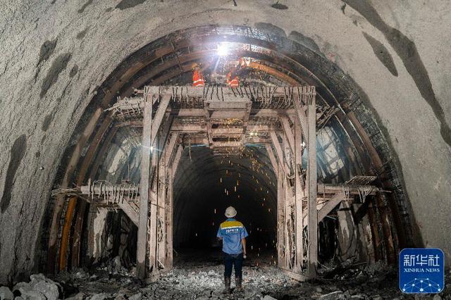 2020年9月21日，工人在老挝乌多姆赛省孟雅县的中老铁路福格村隧道建设现场施工.jpeg