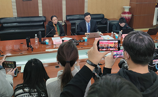 1月11日，江秋莲及其代理律师在北京举办的座谈会现场。人民视觉 图