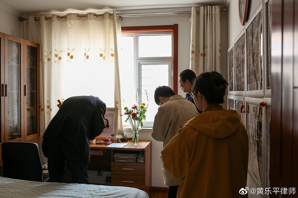 2021年4月16日，黄乐平律师团队第一次上门拜访江秋莲，在江歌的遗像前鞠躬致意。 受访者 供图