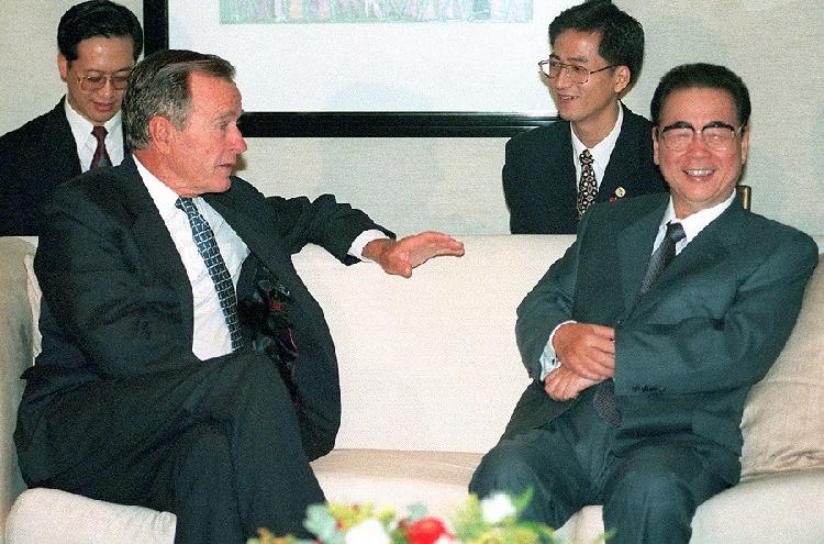 1974年，老布什与他的妻子芭芭拉骑自行车经过北京天安门。当时的老布什任美国驻中华人民共和国联络处主任期间经常与妻子骑自行车在北京的大街小巷穿行。
