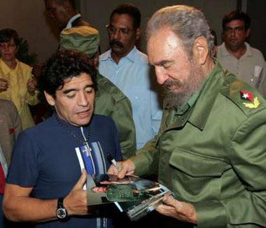 2005年，卡斯特罗（右）在接受马拉多纳（左）采访后，在照片上签名。