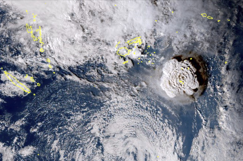 当地时间2022年1月15日，日本气象卫星“海马8号”拍摄的卫星图像显示，洪阿哈阿帕伊岛海底火山喷发形成巨大的蘑菇云。