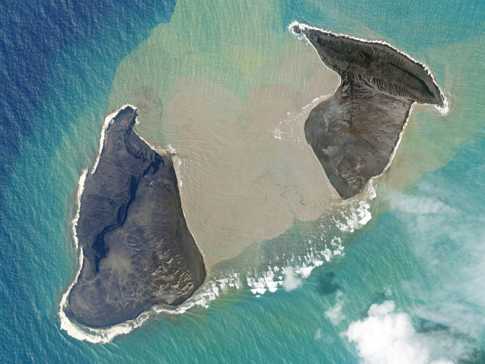 当地时间2022年1月15日，洪阿哈阿帕伊岛海底火山（Hunga Tonga Hunga Ha'apai）喷发后的卫星图片。该火山非常活跃，岛上几乎没有常住居民。