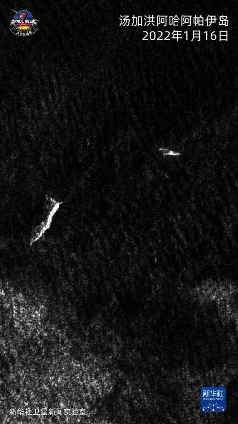 1月16日哨兵1号卫星拍摄的汤加洪阿哈阿帕伊岛的合成孔径雷达（SAR）卫星图片。图中黑色部分为海面，白色部分为岛屿。