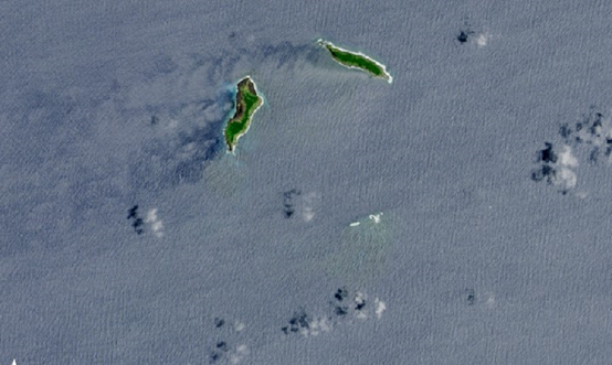 Landsat 8 卫星捕捉的2013年12月2日画面，图中有两座并不相连的小岛，左侧是Hunga Ha’apai，右侧是Hunga Tonga。