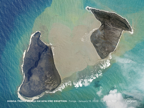2022年1月15日下午3:25，大喷发尚未发生，岛屿中央地面已经发生“坍塌”。