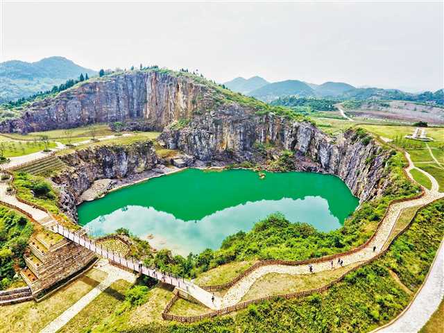 9月5日,渝北區石船鎮在建的國家礦山公園,關停採石場遺留的廢棄礦坑裡