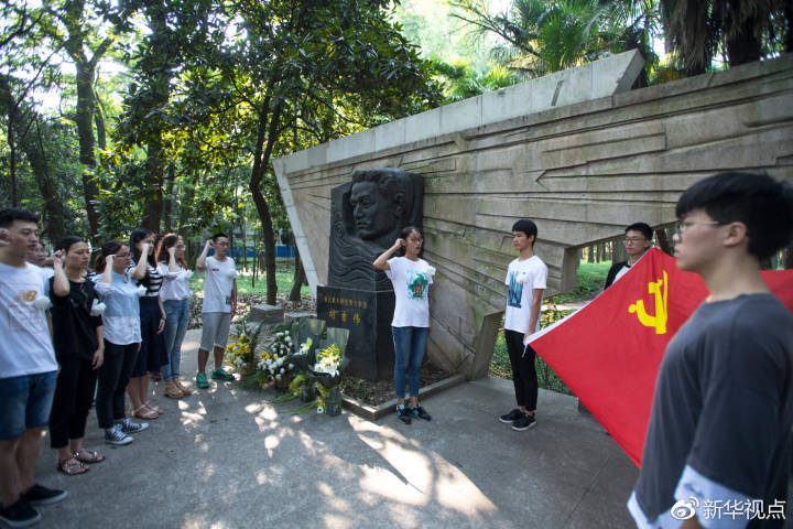 华中科技大学预备党员在胡吉伟塑像前向党旗宣誓（2017年8月29日）新华社