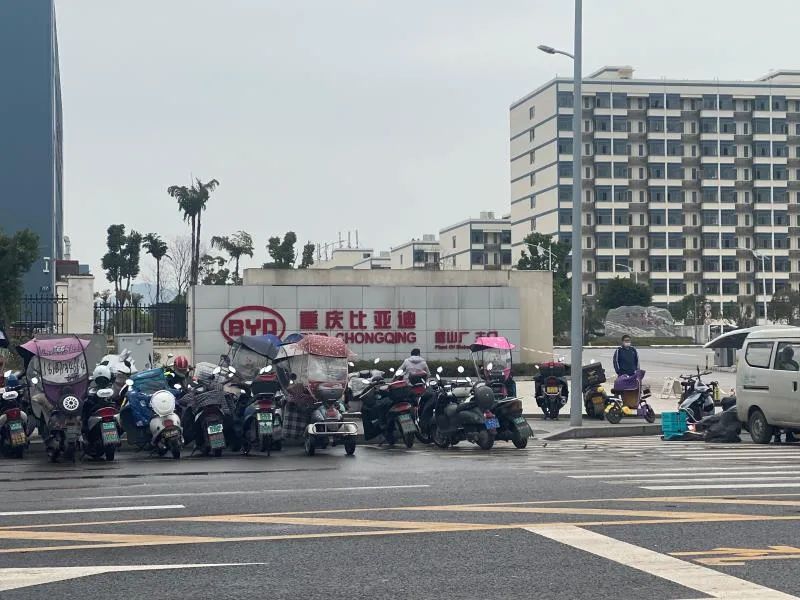 位于璧山的比亚迪"超级工厂"厂区内数栋崭新的员工宿舍楼,源源不断