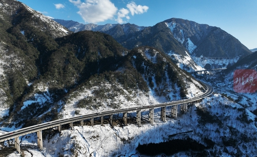 壮观航拍雅西高速雪后美景