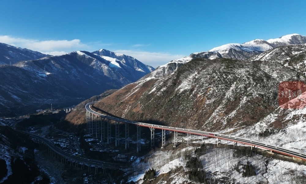 壯觀航拍雅西高速雪後美景