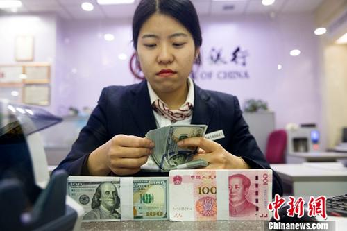 12月14日，山西太原，银行工作人员清点货币。<a target='_blank' href='http://www.chinanews.com/'>中新社</a>记者 张云 摄