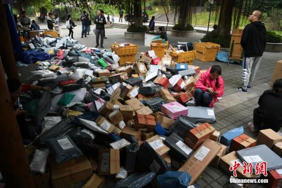 资料图：随着2017年“双十一”的结束，重庆一高校内快递包裹已经开始“堆积如山”。 陈超 摄