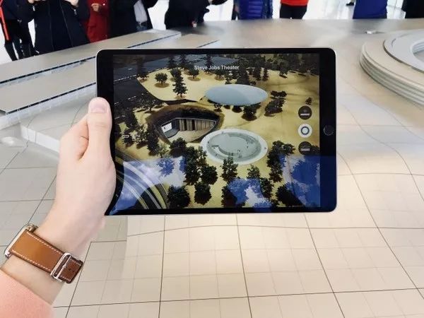 手持iPad可通过AR技术虚拟参观苹果总部园区.jpg