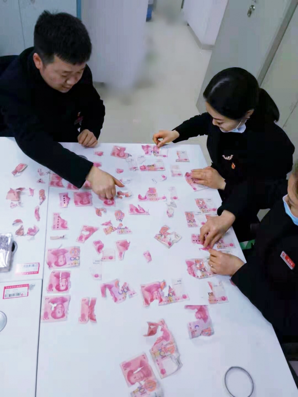 图为重庆农商行巫溪支行营业部工作人员正在清理残损币.jpg