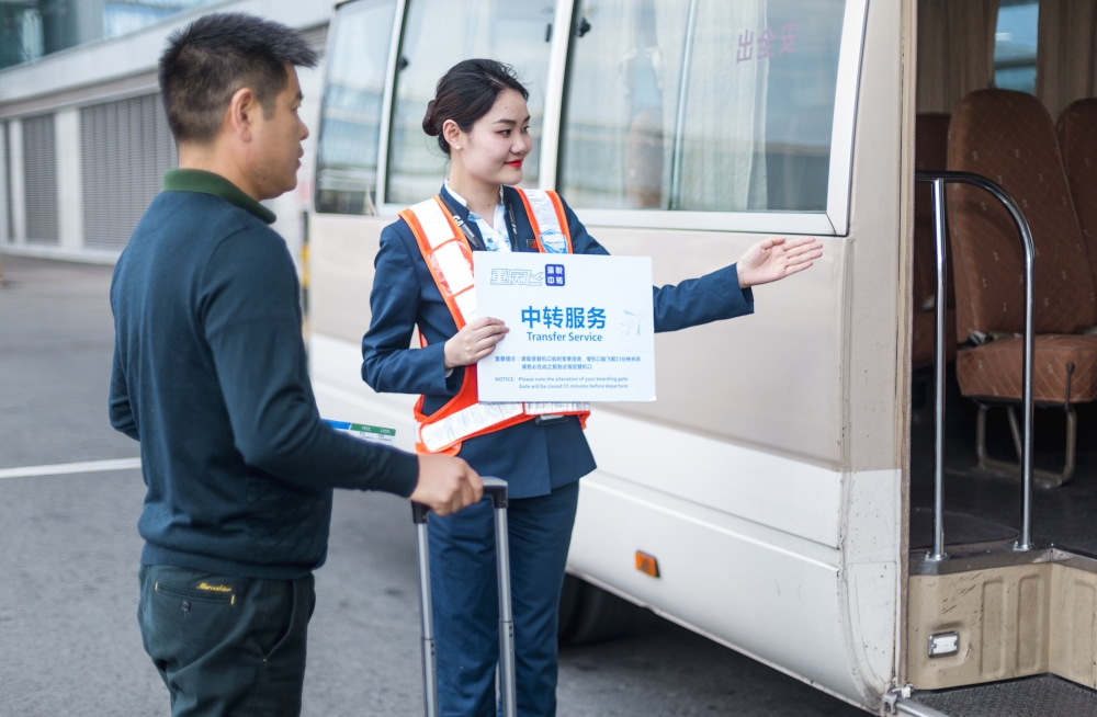 重庆机场创新推出的“三跨”中转服务，工作人员引导中转旅客上专用摆渡车.jpg