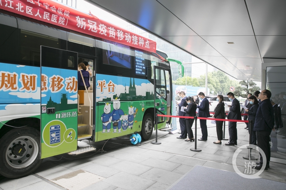 西南地区首台智慧移动接种车在江北区投入使用.jpg