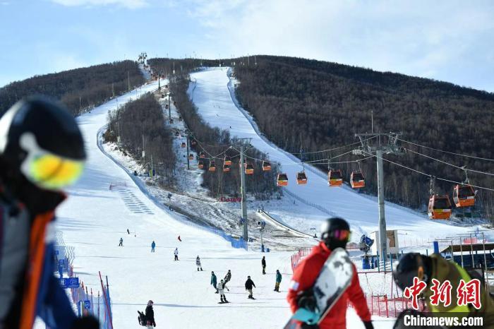 资料图：图为游客在崇礼的滑雪场滑雪。　翟羽佳　摄