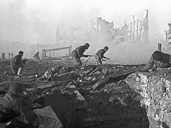 72小时损失13000，斯大林格勒血战，27工人打垮1营德军
