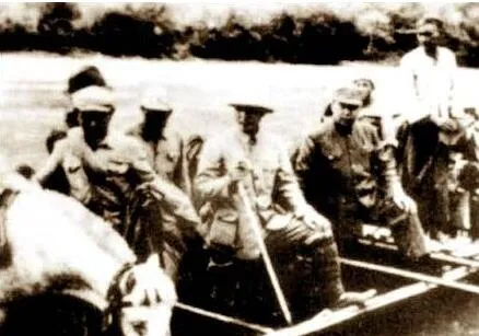上图_ 1944年5月，二十集团军总司令霍揆彰（前左三）