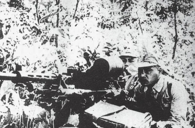 上图_ 中国远征军在缅甸密林中向日军发起攻击
