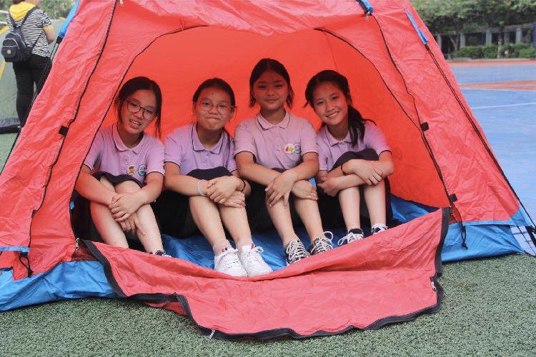 学生支起小帐篷图片