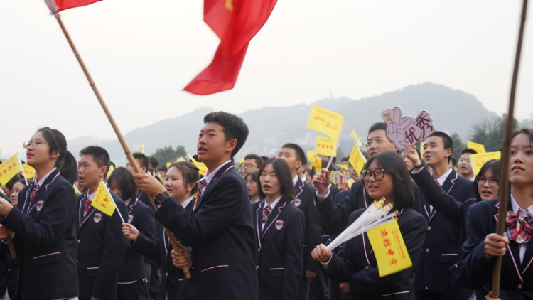 在学生领队的带领下,意气风发地走过成功门,收获属于重庆二外学子的