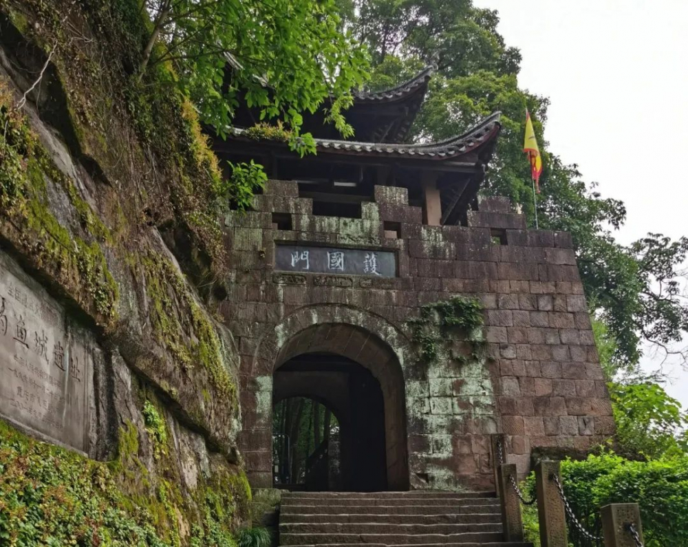 是迄今我國保存最完好的古戰場遺址枕嘉陵江,涪江,渠江交匯之口釣魚城