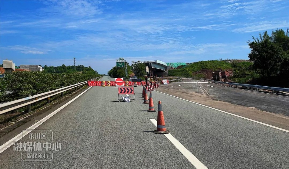 三環路主線橋形成的四路樞紐互通江瀘北線高速與三環高速相交港橋樞紐