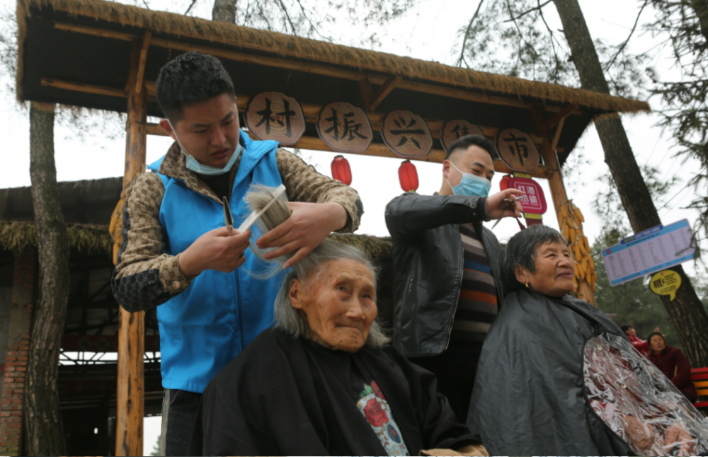 当天下午,在泡桐村国际生态农业旅游示范区的乡村振兴集市外,还举行了