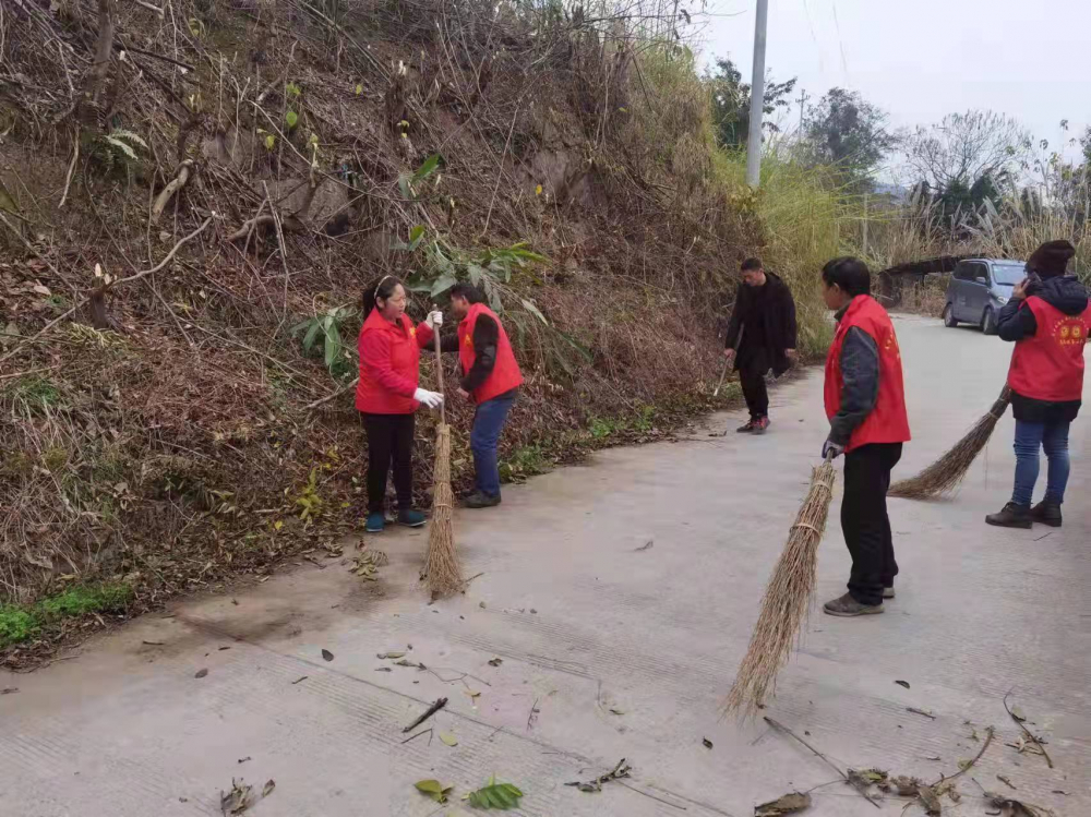 志愿者清扫道路美化乡村环境卫生