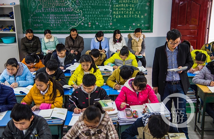 小庆实现自我价值的主阵地,学生都非常喜欢他的课,欢笑着与他奔向教室