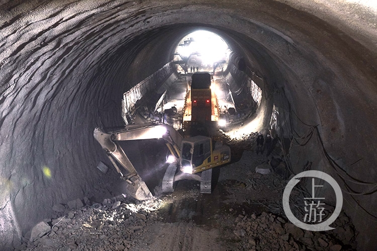 006 1月7日，人和隧道工地，施工车辆有序的清理隧道内的碎石。.jpg