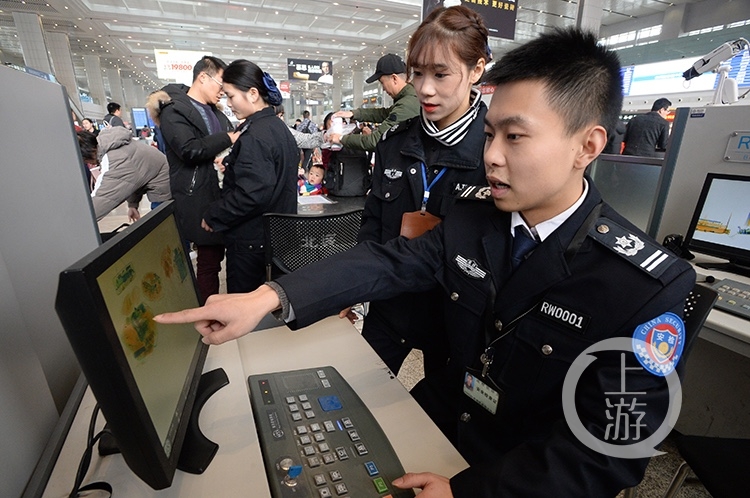 新春走基層 | 春運人物:火車站裡的安檢員