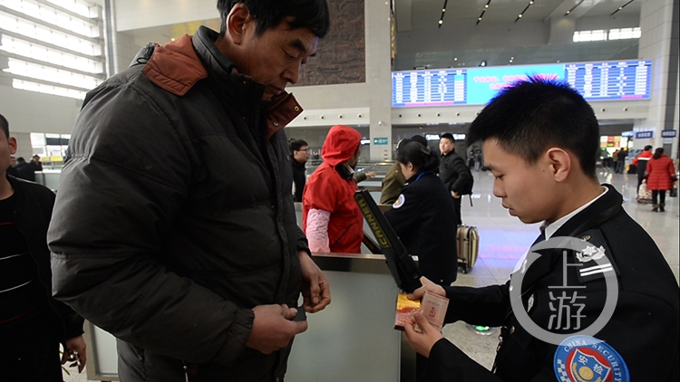 新春走基層 | 春運人物:火車站裡的安檢員