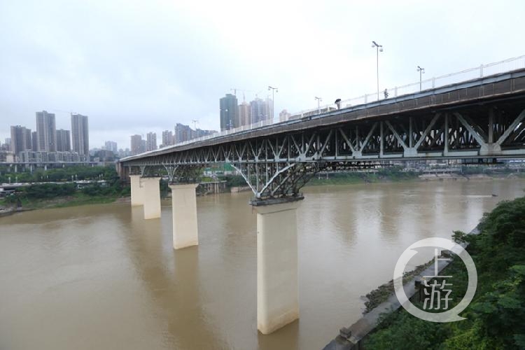 牛角沱嘉陵江大桥桥面沥青铺设完毕-FZ10021939023.jpg