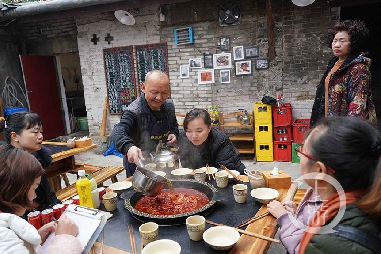 7张桌子手写点菜 开了30年的山城步道火锅回来了