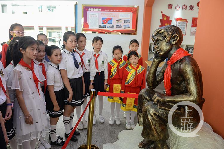 实验小学的雕塑的照片图片