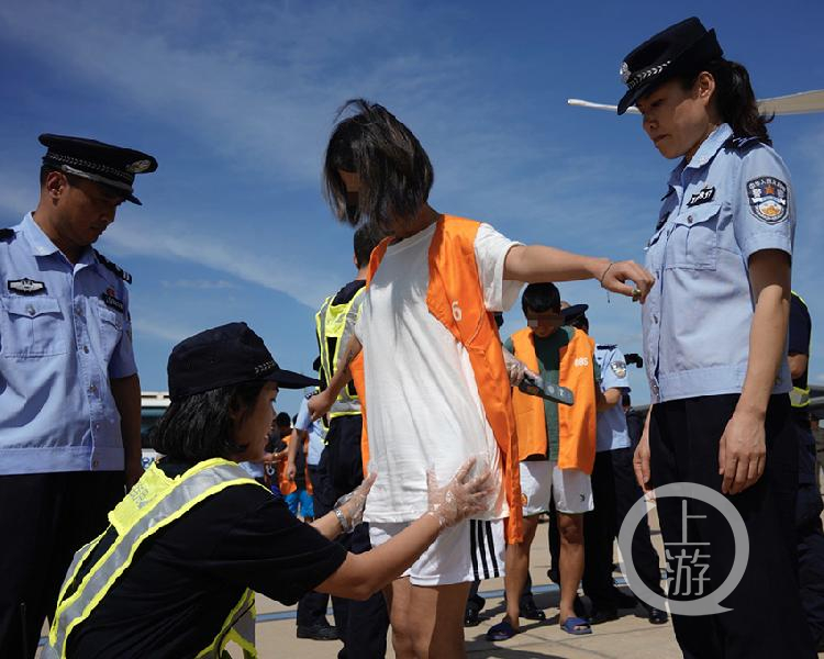 重庆警方重拳出击柬埔寨抓获150名电信诈骗团伙成员包机押解回渝