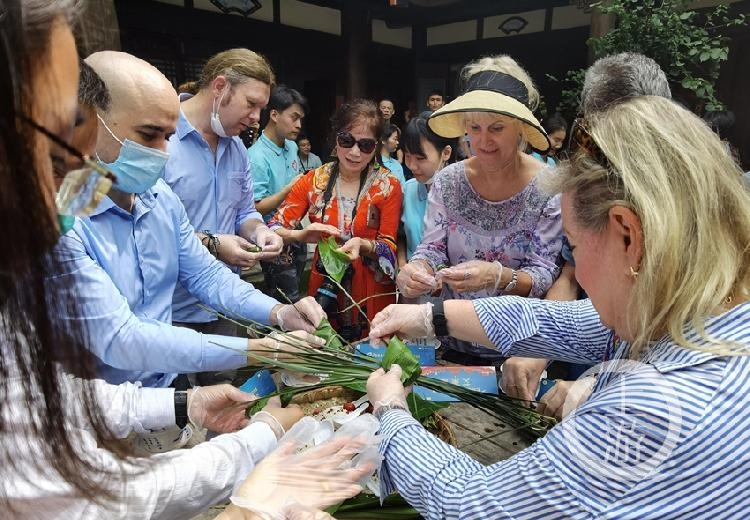 包粽子学非遗体验节日民俗50名外国友人巴南丰盛古镇过端午