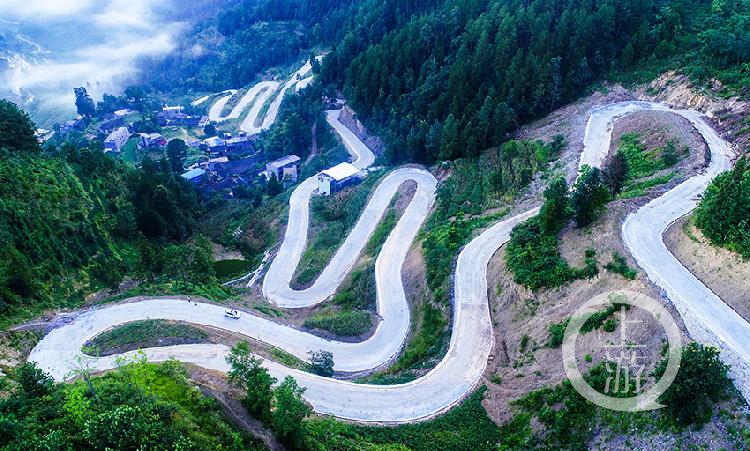 蜿蜒似玉带 俯瞰酉阳山区公路"拐"成景