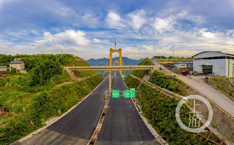 大橋》馮亞宏攝於巴南區雙河口鎮五臺村 《江心小島南坪壩》馮亞宏攝