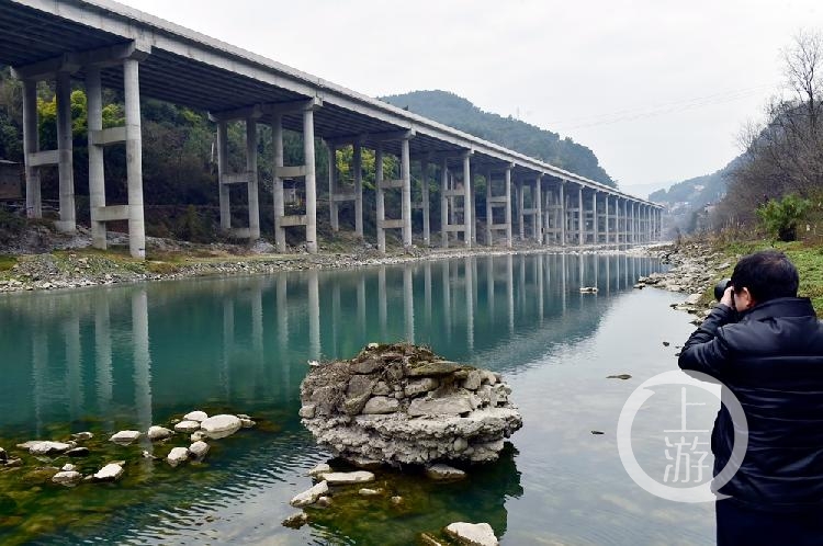 蓼子到城口縣城,然後跨任河至北屏,新店,穿越大巴山特長隧道至陝西省