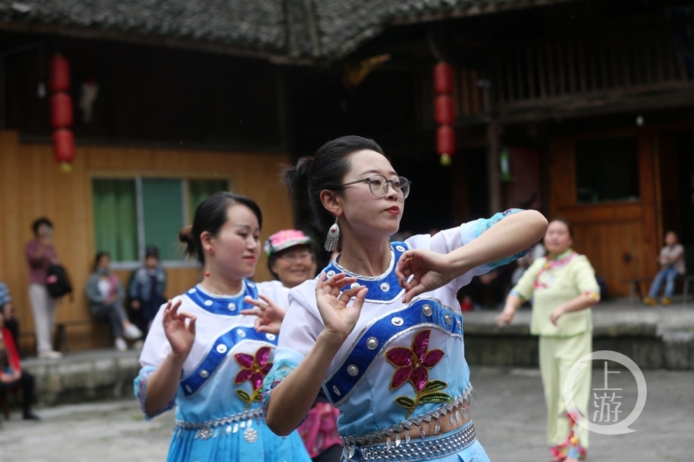 2021年5月5日，重庆市黔江区小南海镇新建村土家十三寨村民在给游客跳土家摆手舞。.jpg