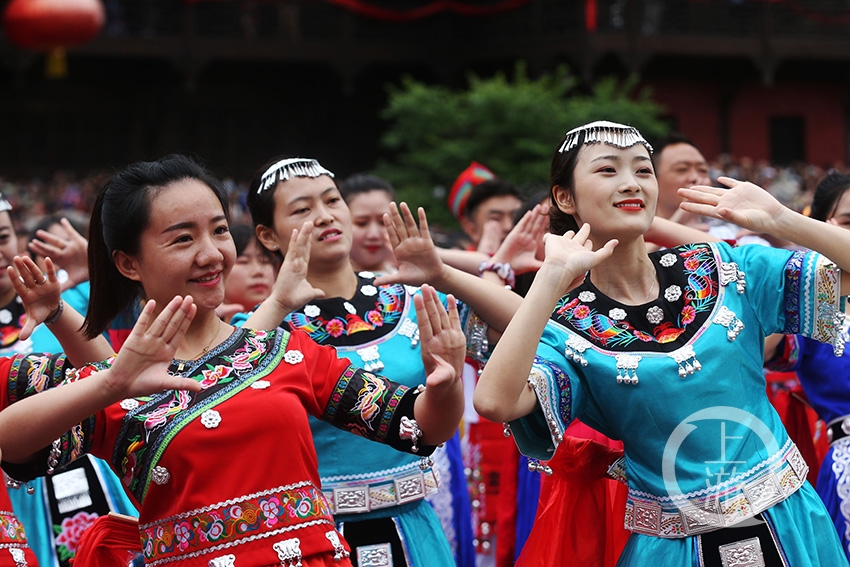 在重慶市彭水苗族土家族自治縣蚩尤九黎城,苗族同胞在跳踩花山舞.