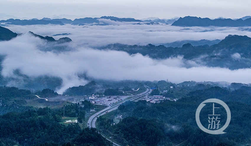 5月30日,重慶市南川區金佛山東坡景區出現空山雨後水墨畫景觀.