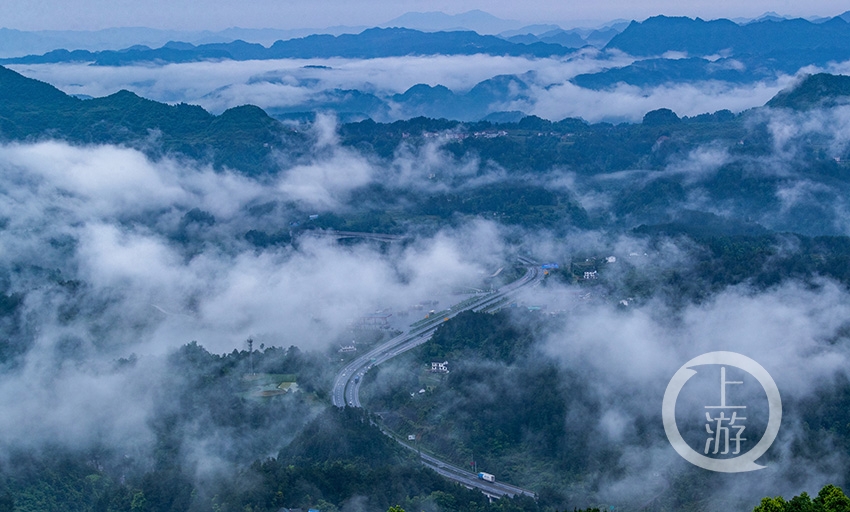 圖片 > 正文當日凌晨,重慶市南川區金佛山東坡景區空曠的群山沐浴了一